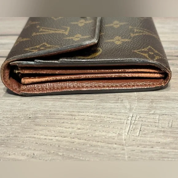 Louis Vuitton Monogram Sarah Wallet - Picture 4 of 12